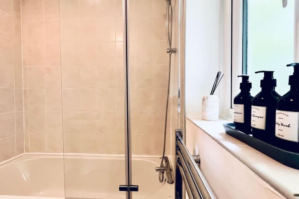 Urban Bliss Stylish Townhouse With Free Parking For A Convenient City Stay 利物浦 外观 照片