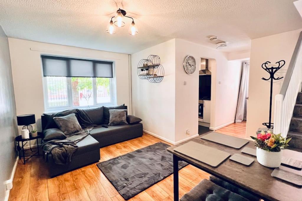 Urban Bliss Stylish Townhouse With Free Parking For A Convenient City Stay 利物浦 外观 照片