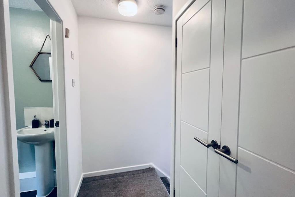 Urban Bliss Stylish Townhouse With Free Parking For A Convenient City Stay 利物浦 外观 照片