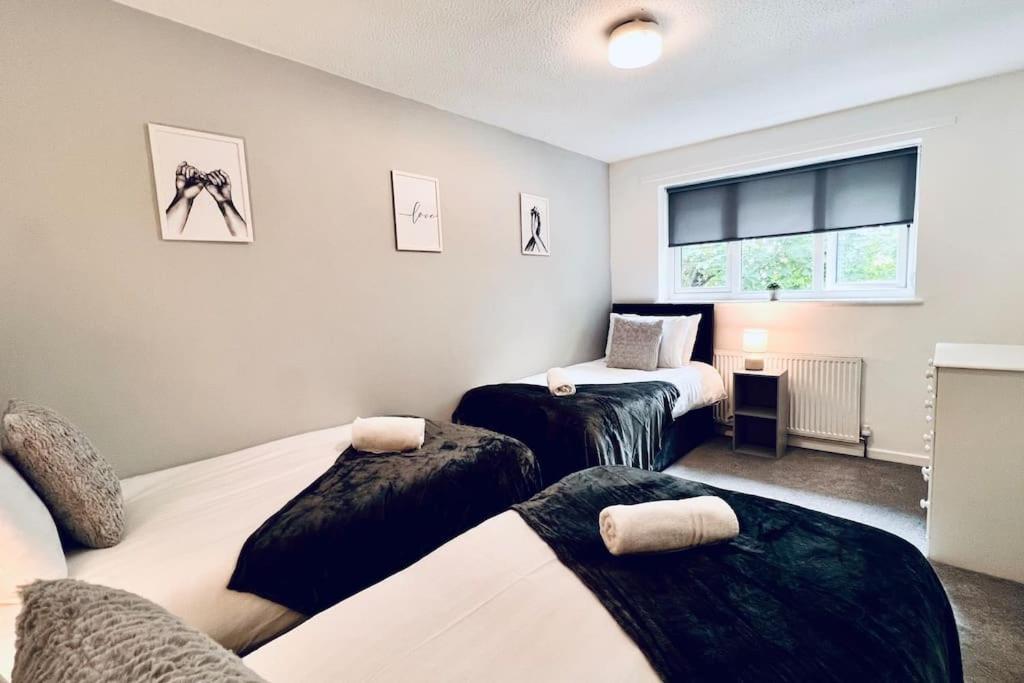 Urban Bliss Stylish Townhouse With Free Parking For A Convenient City Stay 利物浦 外观 照片