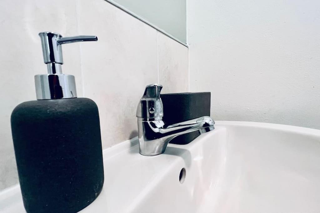 Urban Bliss Stylish Townhouse With Free Parking For A Convenient City Stay 利物浦 外观 照片
