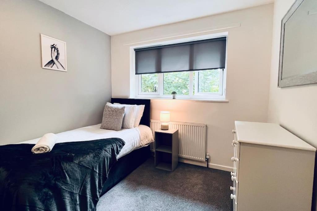 Urban Bliss Stylish Townhouse With Free Parking For A Convenient City Stay 利物浦 外观 照片
